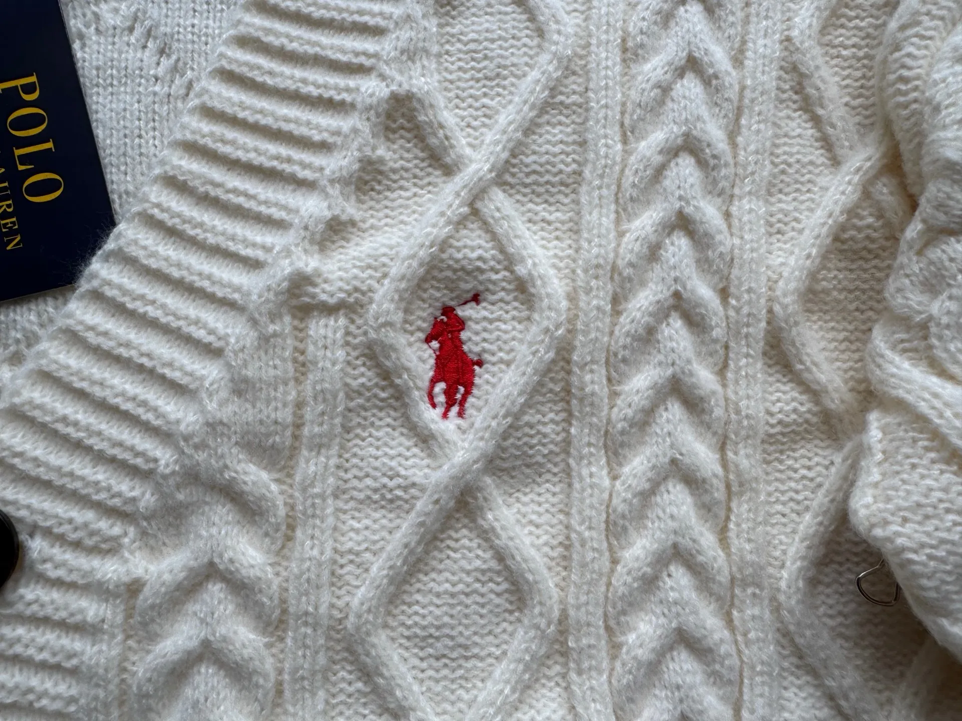 P220 Ralph Lauren old money style cable sweater. The end of the sweater must be twisted! Want to go for an American retro style but are afraid of using too much force? This cable cardigan can be called a "retro dressing cheat"~ ▫️Cable workmanship = the king of retro atmosphere: the three-dimensional cable pattern replicates the texture of American vintage clothes, not deliberately to look old, but with a "sensation of luxury accumulated over time". The moment you put it on, you have the "smell of a male protagonist in a campus movie", and the hair tie was praised as "clothes cheating" when taking photos~ ▫️It doesn't matter your body shape but also hides a lot of fat. It can also be worn by boys with broad shoulders and slightly fat, V The collar can also modify the neck line, making the person look more upright~ Wear it under a coat/down jacket in winter, revealing the cable ties and small red labels, and the sense of layering is directly stunning~ It is perfect with sneakers and leather shoes. American boys rush with their eyes closed, and directly reorganize their wardrobe~ Color: Navy Blue Apricot Size S Height 165-170CM Weight 110-125 M Height 170-175CM Weight 125-140 L Height 175-185CM Weight 140-155